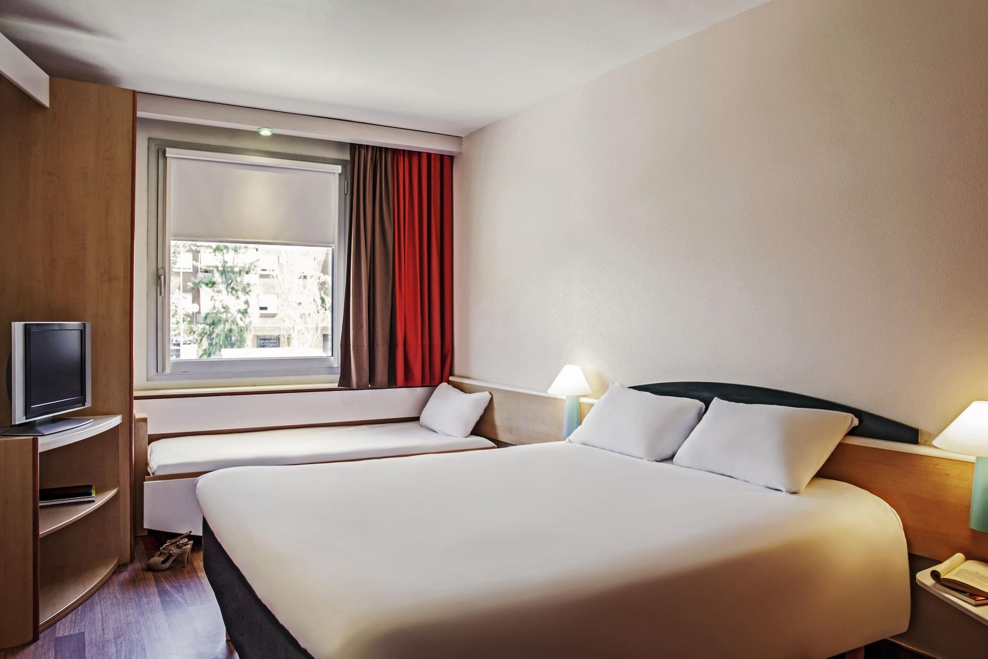 Ibis Barcelona Molins De Rei Otel Dış mekan fotoğraf